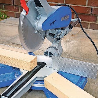 Listebeklædning Skur: Træet saves til med en kapsav Listebeklædning Skur